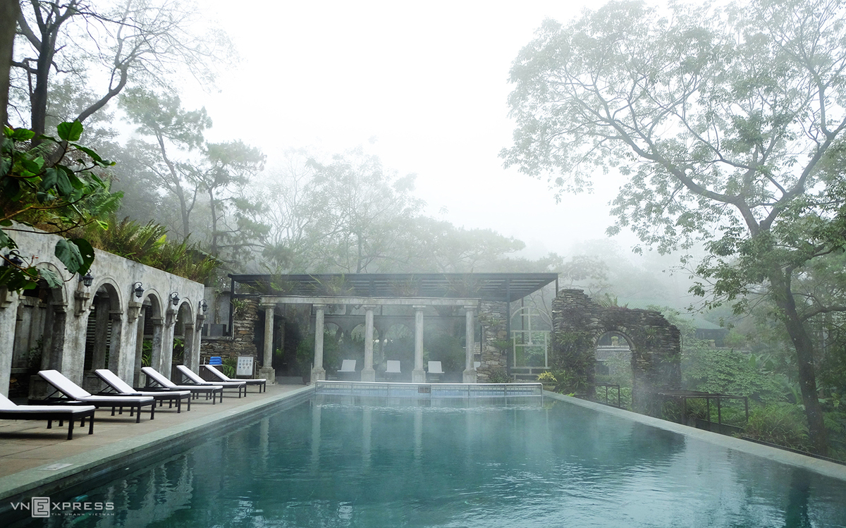 Relieving stress at three resorts near Hanoi, with video